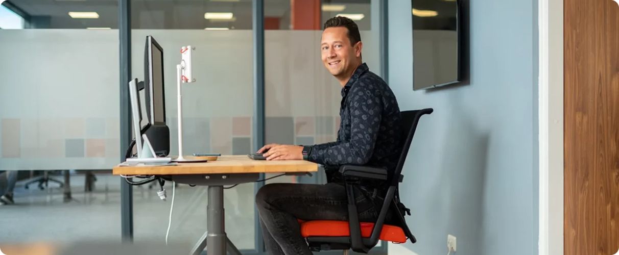 Medewerker van DesktopToWork aan zijn bureau