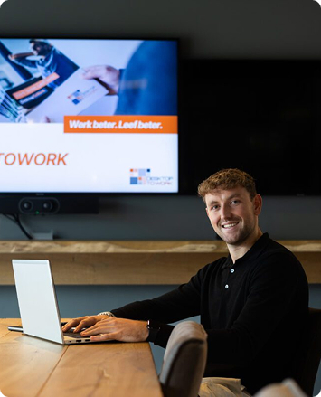 Medewerker van DesktopToWork aan het werk op kantoor