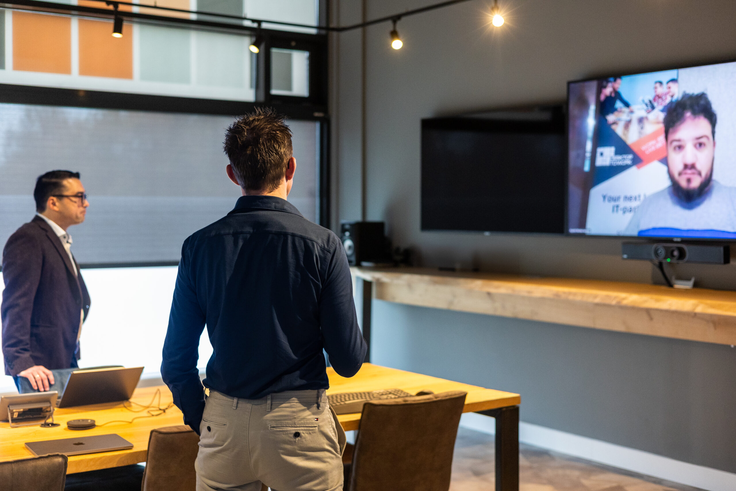 IT-specialist bewaakt de Microsoft 365 back-up op kantoor