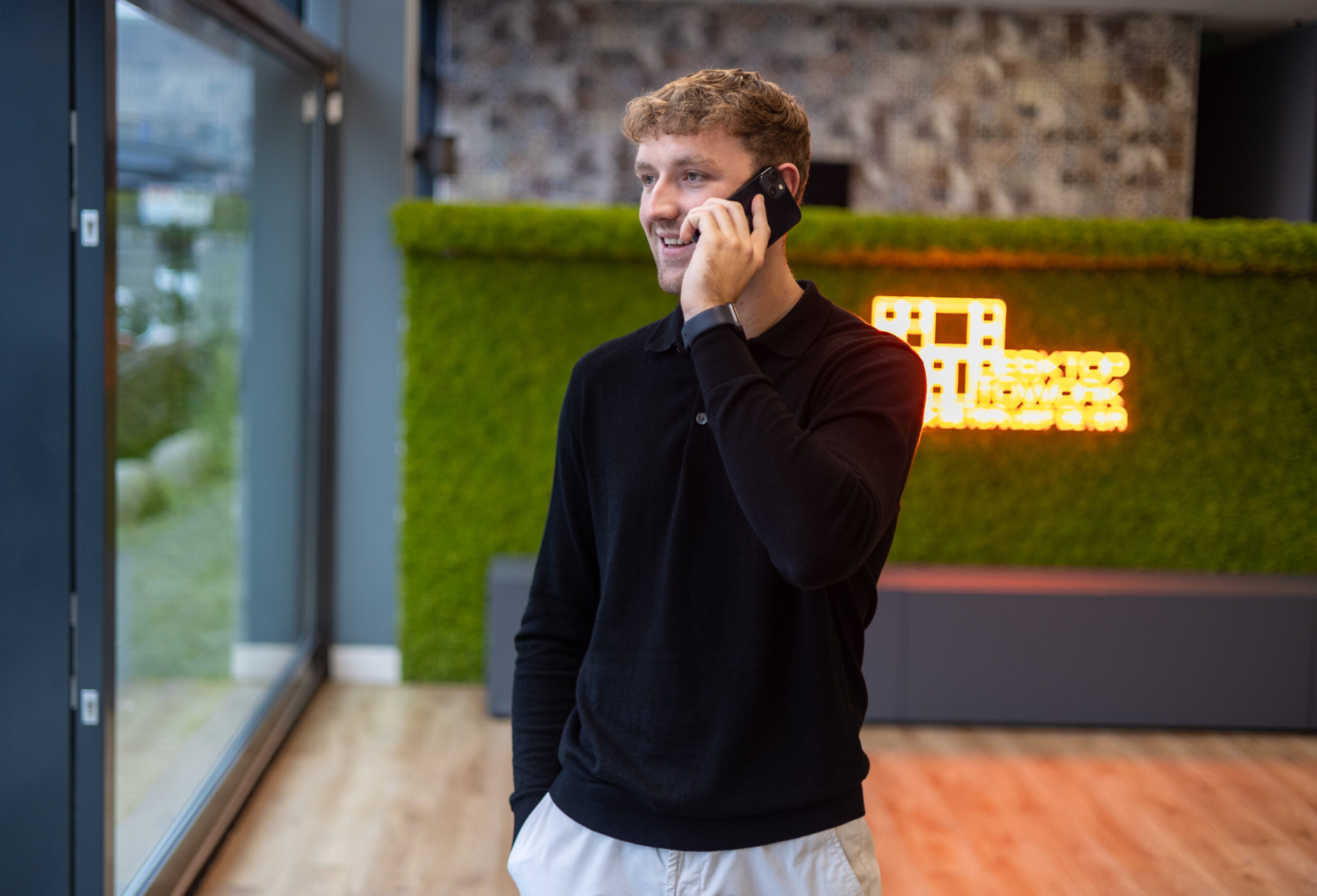 Medewerker met smartphone voor zakelijke mobiele telefonie