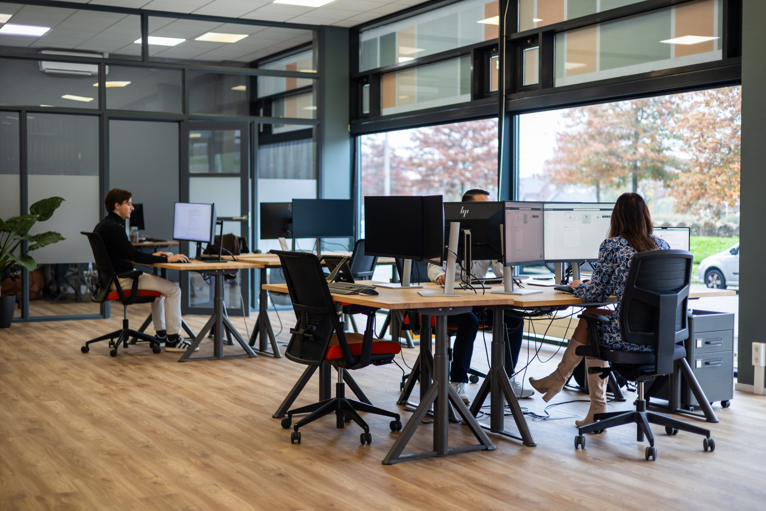 Werkplekken op kantoor met een zakelijke internetverbinding