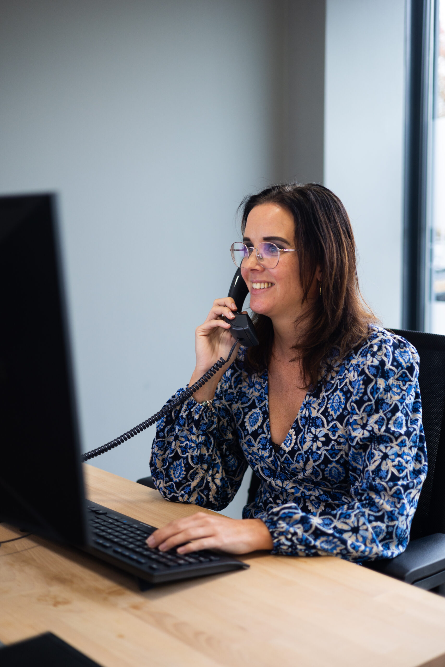 Medewerker belt via cloud telefonie vanaf haar werkplek