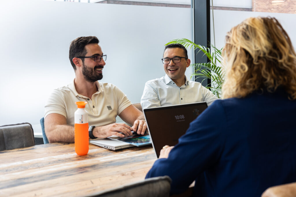 Inrichting Microsoft 365: team werkt samen aan tafel