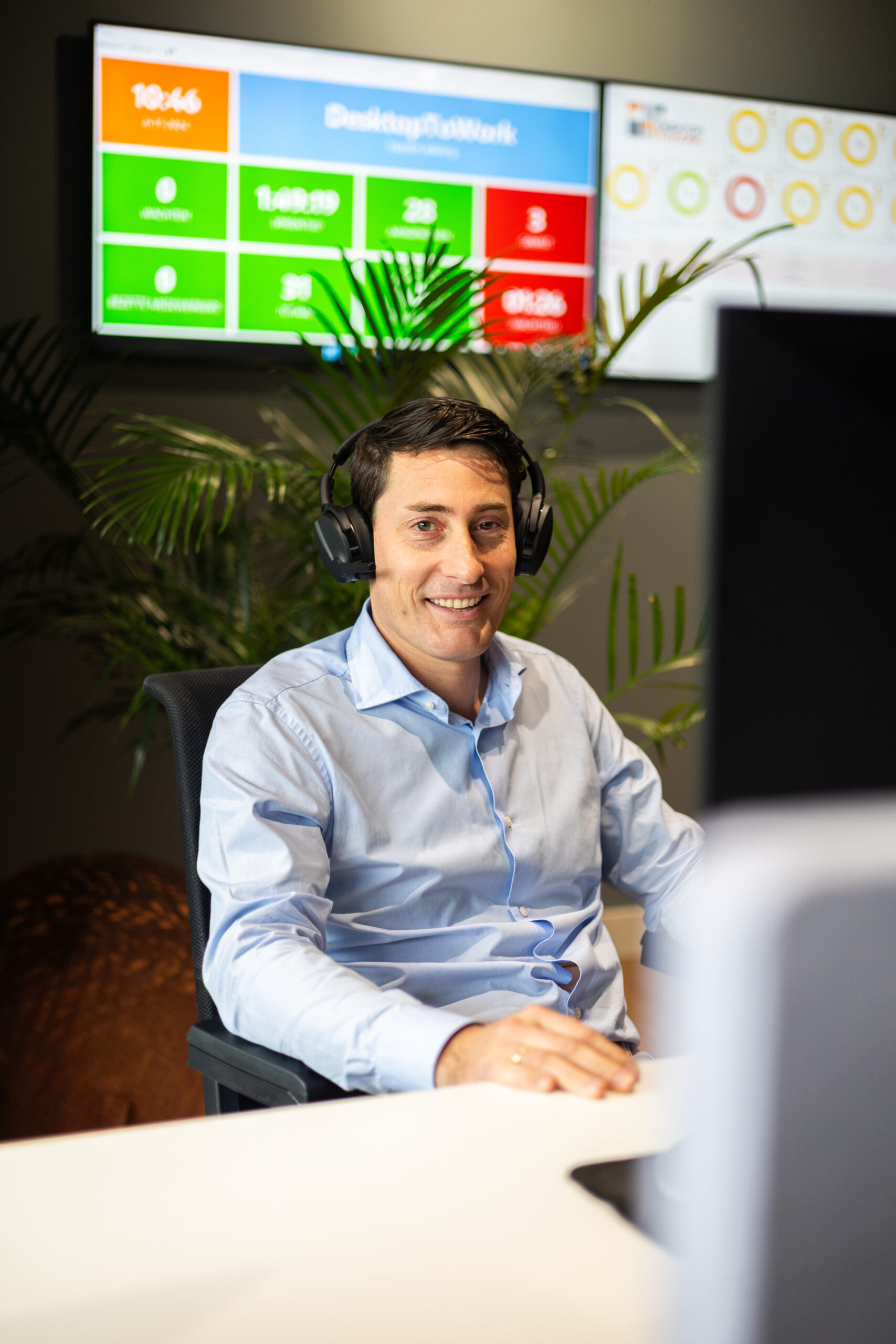 Medewerker met headset belt via Microsoft Teams telefonie