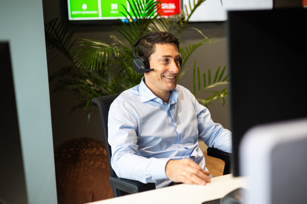 Supportdesk medewerker met headset helpt een collega