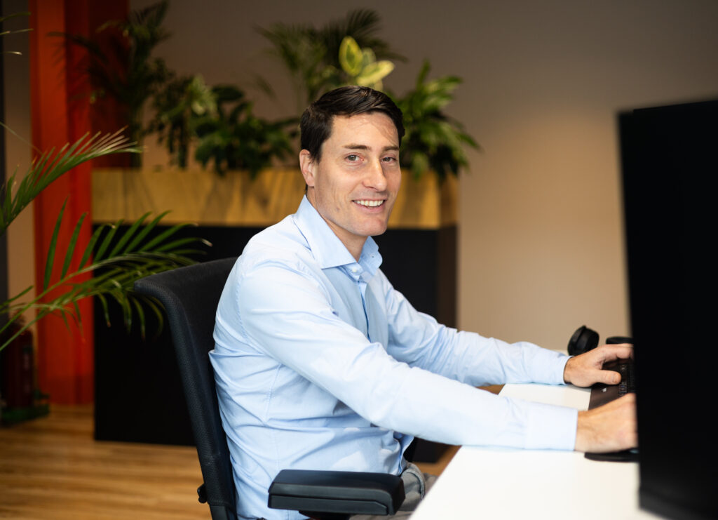 Medewerker aan het werk, veilig werken met AI op kantoor