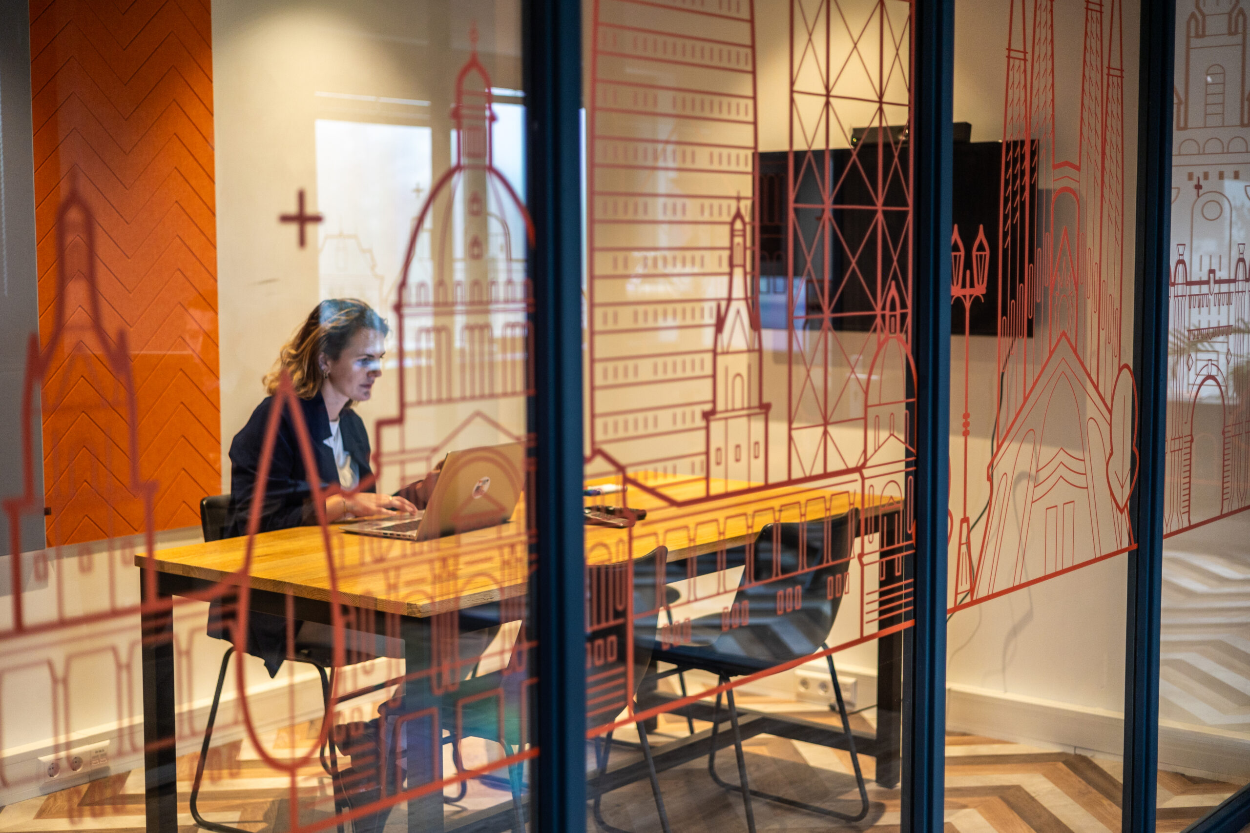 Kantoor met werkplekken beschermd door endpoint security