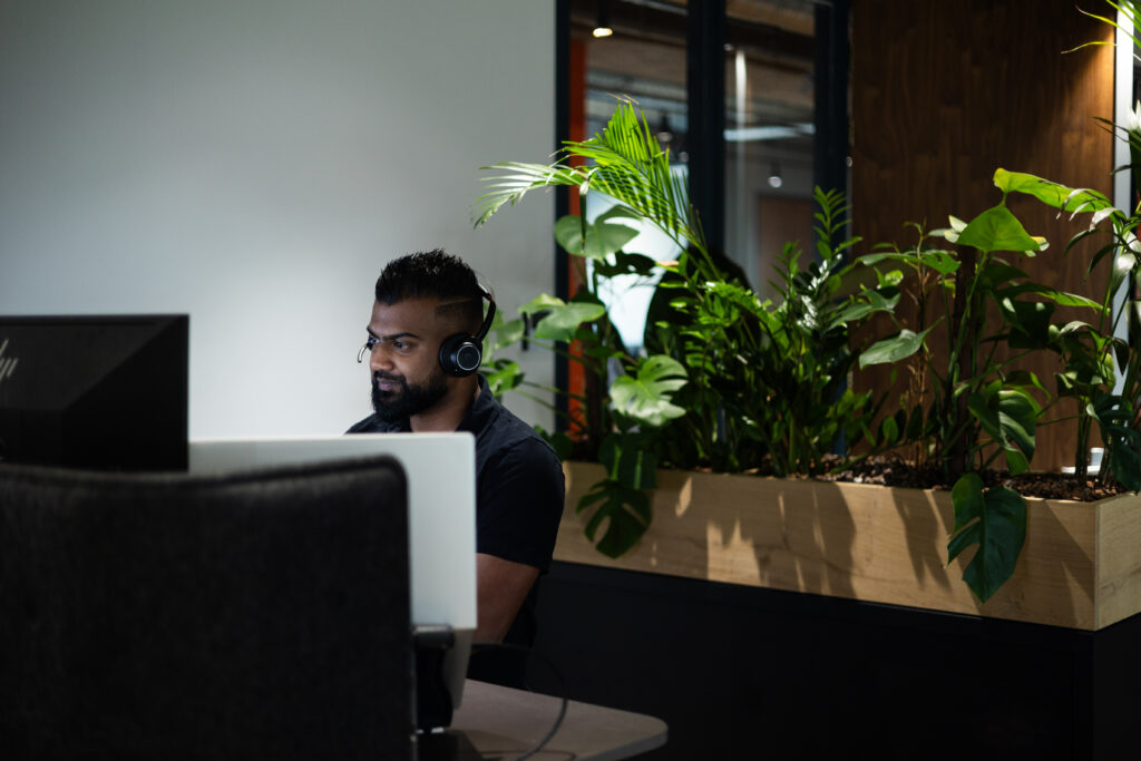 Werkplekbeheer: medewerker werkt op een centraal beheerde laptop