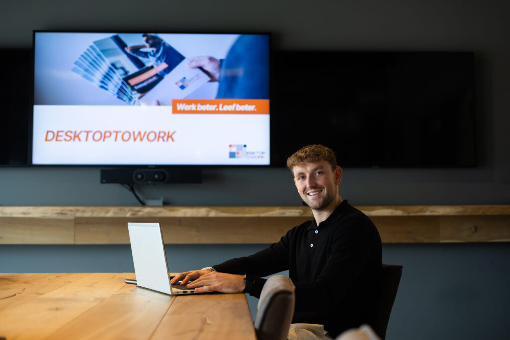 Specialist regelt domeinnaambeheer achter de laptop