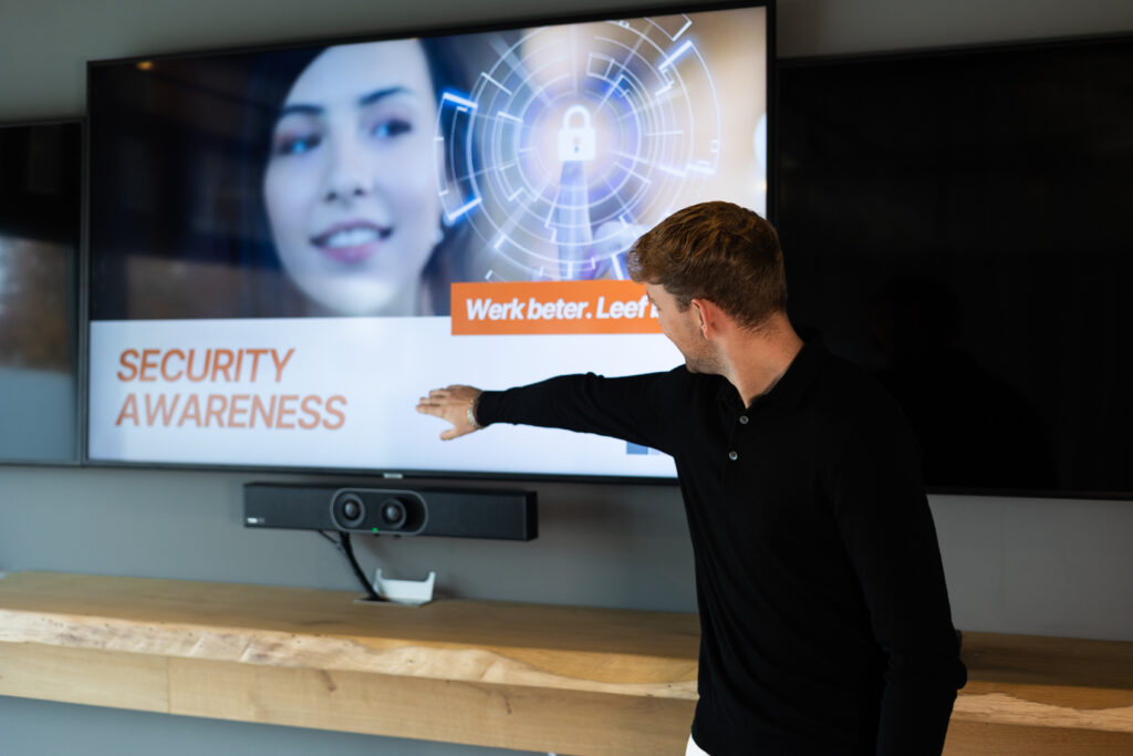 Presentatie van het security dashboard op een groot scherm