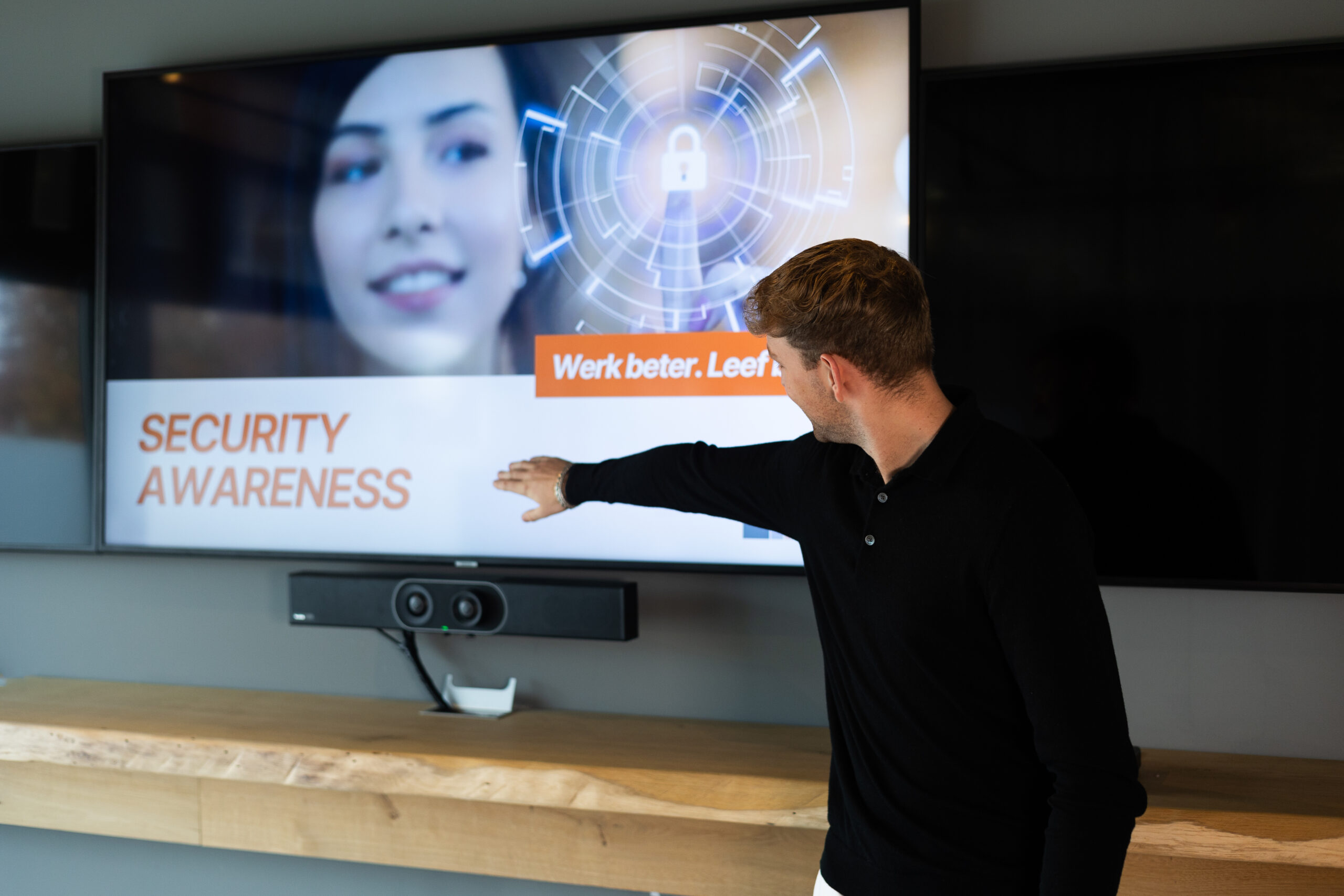 Presentatie van het security dashboard op een groot scherm