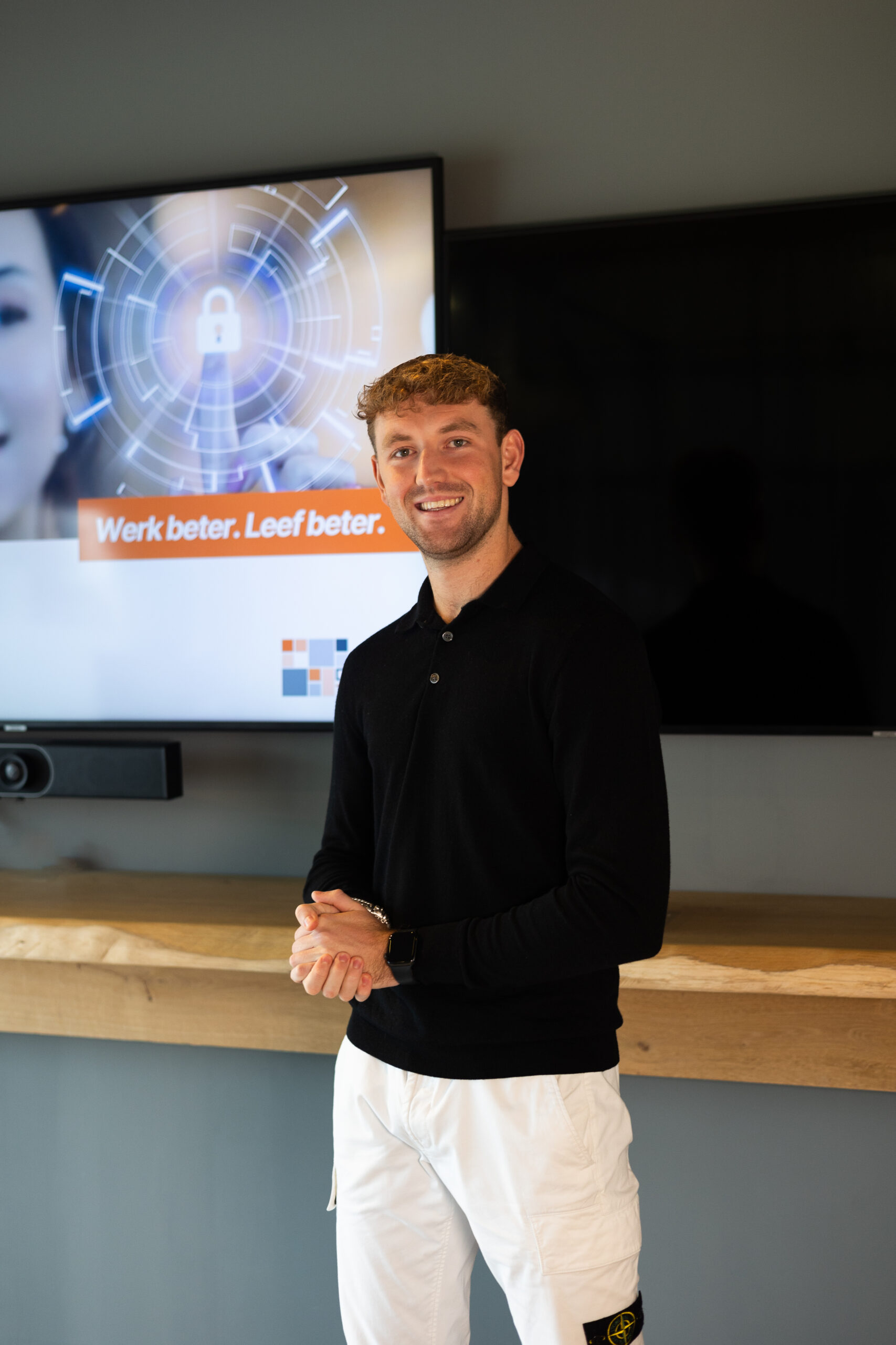 Trainer geeft een Microsoft 365 training aan medewerkers